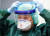 독일 서부 에센대학 의료원의 감염 및 바이러스 질환 구역의 수간호사인 카난 엠잔이 지난 5일 미디어 행사에서 보호장구 착용 시범을 보이고 있다. 로이터=연합뉴스 