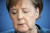 독일의 앙겔라 메르켈 총리가 지난 22일 2인 초과 모임 금지 등 강력한 코로나19 방역대책을 발표하고 있다. 메르켈은 이날 자신이 확진자와 접촉해 자가격리에 들어간다고 밝혔다. 검사 결과 메르켈은 음성으로 나타났다. AP=뉴시스 