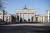 지난 21일 독일 수도 베를린을 상징하는 장소이자 관광 명소인 브란덴부르크문 앞이 코로나19 확산의 여파로 텅 비어있다. AP=연합뉴스 