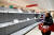지난 20일 독일 베를린 근교 포츠담에 있는 한 수퍼마켓의 화장지 진열대가 텅 비어있다. 독일에선 코로나19가 확산하면서 화장지 사재기 현상이 벌어지고 있다. 로이터=연합뉴스 