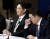 지난 2월 13일 대한상공회의소에서 열린 '코로나19 대응 경제계 간담회'에 이재용 삼성전자 부회장(왼쪽)과 구광모 LG 대표가 참석했다. [청와대사진기자단]