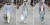  2020 S/S 시즌 트렌드인 셔벗 색상, 얇은 소재, 와이드 실루엣(왼쪽부터 차례대로) 의상을 착용한 모델의 모습. [Louis Vuitton 20 S/S Men's Collection]