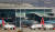  지난달 24일 인천국제공항 계류장에 이스타항공 여객기가 멈춰 서 있다. 신종 코로나바이러스 감염증(코로나19) 여파로 내일부터 한달간 '셧다운'에 돌입하는 이스타항공이 결국 25일로 예정됐던 급여 지급도 미루게 됐다. 1일 항공업계와 이스타항공에 따르면 지난달 31일 열린 이스타항공 노사회의에서 사측은 현재 1683명인 직원을 930여 명까지 줄일 계획이라고 밝혔다. 연합뉴스