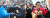 더불어민주당 이낙연 후보(왼쪽)와 미래통합당 황교안 후보가 주민들과 주먹악수로 인사하고 있다. 연합뉴스