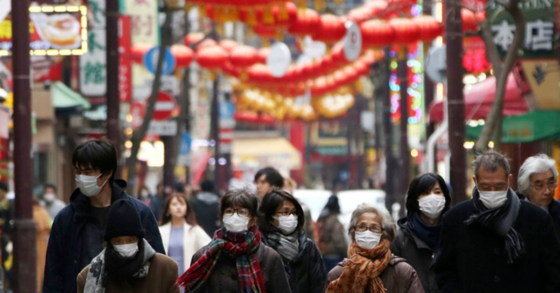 31일 일본 도쿄 인근의 한 거리 모습. 마스크를 쓴 일본인들이 거리를 지나고 있다. [AP=연합뉴스]