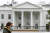 지난 1일 미국 워싱턴 백악관 앞을 한 여성이 마스크를 쓴 채 지나가고 있다.[AP=연합뉴스]