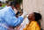 남아프리카 공화국에서 면봉을 이용해 코로나 19 검사를 하고 있다. [로이터=연합뉴스]