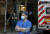 5일(현지시간) 미국 뉴욕시내 위치한 마운트 시나이 병원 의료진과 구급대원이 병원 밖에 서 있다. 연합뉴스
