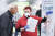 핀란드 헬싱키 국제공항 직원들이 마스크와 장갑을 착용한채 여행객들에게 코로나19 관련 주의사항을 애기하고 있다. [EPA= 연합뉴스] 
