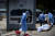 코로나19 사태로 시스템 붕괴 위기에 처한 에콰도르 중서부 지역 과야킬의 한 병원 앞에 놓인 시신 보관용 냉동 컨테이너. 로이터=연합뉴스