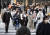 신종 코로나바이러스 감염증(코로나19)이 확산하는 가운데 마스크를 착용한 사람들이 지난 4일 오후 일본 도쿄도(東京都) 시부야(澁谷)역 앞 횡단보도를 건너고 있다. 연합뉴스
