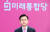 황교안 미래통합당 후보가 6일 서울 강서구 한 방송제작센터에서 열린 종로구 선관위 주최 토론회를 준비하고 있다.뉴스1