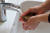 비누로 손만 잘 씻어도 손에 있는 바이러스는 효과적으로 사멸한다. 손을 씻을 때는 비누거품을 내서 30초이상 골고루 씻고, 흐르는 물에 10초이상 충분히 세척을 하는 것이 중요하다. [사진 pixabay]