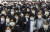 일본 수도권과 오사카 등지에서 신종 코로나바이러스 감염증(코로나19)이 급속히 확산되면서 일본 정부가 7일 긴급사태를 선언할 예정이다. 지난 6일 아침 도쿄의 한 전철역에서 마스크를 쓴 직장인들이 출근을 서두르고 있다. [EPA=연합뉴스] 
