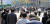 정부의 '강화된 사회적 거리두기' 2주 연장 첫 날인 6일 오후 서울 종로구 광화문 인근에서 점심 식사를 마친 직장인들이 길을 건너고 있다. 연합뉴스