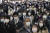 6일 도쿄역에서 일본의 직장인들이 마스크를 착용한 채 출근하고 있다. [EPA=연합뉴스] 