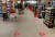 남아프리카공화국 요하네스버그의 한 슈퍼마켓 바닥에 '거리두기'를 요청하는 마크가 표시돼 있다. 남아공은 아프리카에서 신종 코로나 확진자가 가장 많이 나온 나라다. [신화통신=연합뉴스] 