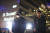 보리스 존슨 영국 총리가 입원한 영국 런던 중심부 성 토마스 병원에 경찰들이 경호를 서고 있다. AP=연합뉴스