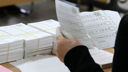 자가격리 투표길 열리나···선관위 "15일 전용투표소 외출 검토"