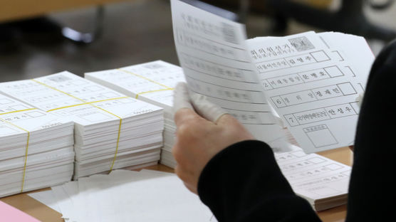 자가격리 투표길 열리나···선관위 "15일 전용투표소 외출 검토"