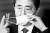 아베 신조 일본 총리가 6일 저녁 기자회견에 앞서 마스크를 벗고 있다. 로이터=연합뉴스