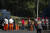 지난해 9월 베이징의 중국 건국 70주년 군사퍼레이드 예행연습 중 치안 유지를 위한 현지 주민 감시 조직인 ‘차오양 군중’ 성원이 조끼를 입고 시민들의 접근을 막고 있다. [중앙포토]