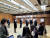 1일 제21대 국회의원 재외국민 선거 투표소가 개설된 도쿄총영사관에서 투표를 하려온 교민들이 1m씩 떨어져 기다리고 있다. [윤설영 도쿄특파원]