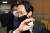 하청업체 뒷돈 수수 혐의를 받는 조현범 한국타이어 대표가 8일 서울중앙지법에서 속행 공판 법정으로 가고 있다. 연합뉴스