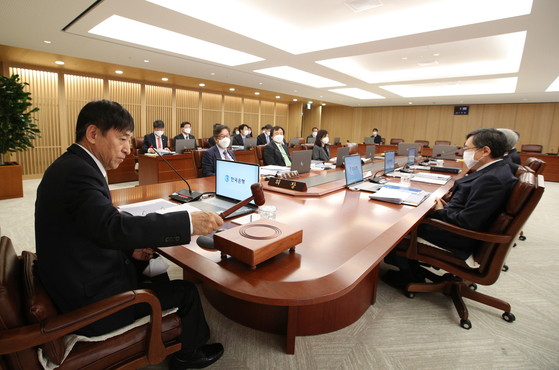 이주열 한국은행 총재가 9일 서울 중구 한국은행에서 열린 금융통화위원회에서 의사봉을 두드리고 있다.뉴스1