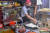 ﻿ 중국 하이난성 하이커우에서 한 노점상이 중국식 부침개를 만들고 있다.[중신망 캡처]