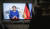 지난 3월 앙겔라 메르켈 총리가 TV를 통해 대국민 연설을 하는 것을 시청자들이 지켜보고 있다. [AP=연합뉴스]