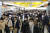 일본 후쿠오카에서 지하철을 이용해 아침에 출근하는 시민들의 모습 [AP=연합뉴스]