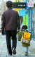 광주 북구 오치동의 한 거리에서 어린이가 아버지 손을 잡고 어딘가로 향하고 있다. 연합뉴스
