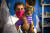 5일(현지시간) 멕시코 코르도바의 '아프리카 바이오 동물원'에서 수의사사 벵갈 아기 호랑이 '코비드'를 안고 있다. [AFP=연합뉴스]
