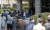 제21대 국회의원선거 사전 투표일인 10일 서울 종로구 광화문 풍림스페이스본 1단지에 마련된 사전투표소에서 유권자들이 사전 투표를 위해 길게 줄 서 있다. 뉴스1