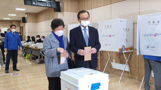 이해찬 민주당 대표, 대전 '정치1번지' 중구에서 사전투표