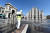 지난달 31일 이탈리아 밀라노 시내 중심가인 두오모 광장에서 보호장구를 착용한 방역요원이 소독약을 뿌리고 있다. 로이터=연합뉴스