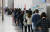 제21대 국회의원 선거 사전투표 첫날인 10일 인천국제공항 제2터미널 출국장에 설치된 사전투표소에서 유권자들이 투표를 기다리고 있다. [연합뉴스]