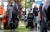 빗속에서 쓰레기 봉투를 쓴 후아나 고메즈(왼쪽 둘째)가 9일 캘리포니아 반 누이스의 푸드뱅크 앞에서 식량을 받기위해 다른 사람들과 함께 기다리고 있다. [AFP=연합뉴스] 