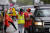 푸드뱅크 관계자들이 9일(현지시간) 미국 캘리포니아 반 누이스의 푸드뱅크 앞에서 실직자들에게 식량을 나눠주고 있다. [AP=연합뉴스]