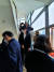11일 서울 영등포구 여의동주민센터에 마련된 사전투표소에 사람이 몰리자 좁은 계단에서 올라가는 사람과 내려오는 사람들이 서로 뒤엉켰다. 이가람 기자