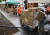 푸드뱅크 관계자들이 9일(현지시간) 미국 캘리포니아 반 누이스의 푸드뱅크 앞에서 실직자들에게 나눠줄 식량 상자를 옮기고 있다. [AFP=연합뉴스]