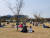 주말인 11일 봄나들이객들이 서울 여의도 한강공원에 돗자리를 펴고 이야기를 나누고 있다. 이가람 기자