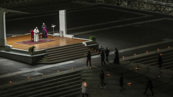 [서소문사진관]프란치스코 교황, 코로나19에 텅 빈 성베드로 광장서 '성금요일' 예식