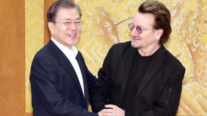 文에 SOS 보낸 록밴드 U2 리더 "고국에 진단키트 보내고파" 