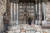 신종 코로나 사태로 인해 671년만에 부활절에 문을 닫은 예루살렘 성묘교회 앞에서 지난 10일 사람들이 마스크를 쓴 채 기도하고 있다. [EPA=연합뉴스]