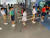 지난달 26일 개학을 강행한 싱가포르의 한 학교 매점에서 학생들이 거리를 두고 줄을 서 있다. 하지만 싱가포르는 한 유치원에서 집단감염이 발생하자 개학 결정을 철회하고 재택학습으로 전환했다.［연합뉴스］  