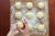 발효가 끝난 반죽을 요리연구가 홍신애씨가 먹기 좋은 크기로 동그랗고 납작하게 모양을 만들고 있다. 우상조 기자