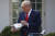 백악관 브리핑 중 코로나19 진단키트를 살펴보고 있는 도널드 트럼프 미국 대통령. AP=연합뉴스
