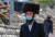 지난 12일 예루살렘에서 한 초정통파 유대인 남성이 마스크를 쓰고 걸어가고 있다.［AFP=연합뉴스］